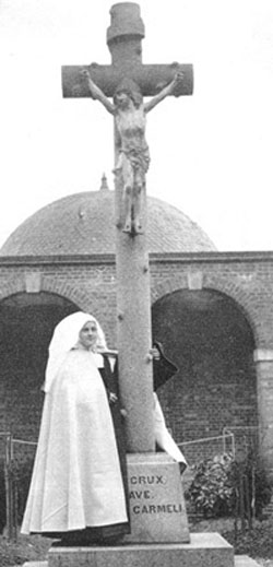 Sainte Thérèse novice au pied de la Croix (janvier 1889) Sainte Thérèse novice au pied de la Croix (janvier 1889)