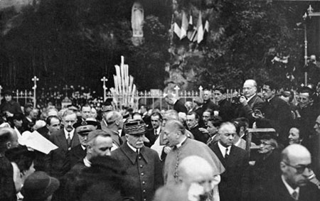 Le maréchal Pétain et les membres de son gouvernement devant la grotte de Lourdes, le 20 avril 1941. Le maréchal Pétain et les membres de son gouvernement devant la grotte de Lourdes, le 20 avril 1941.