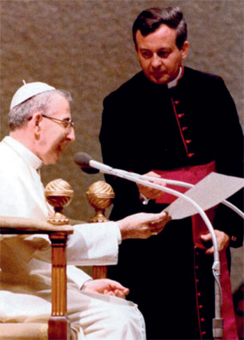 Le pape Jean-Paul Ier avec le Père Magee lors d’une audience.