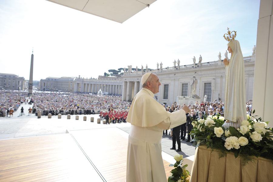 En 2015, place Saint-Pierre, le pape François priant devant la statue de Notre-Dame de Fatima. En 2015, place Saint-Pierre, le pape François priant devant la statue de Notre-Dame de Fatima.