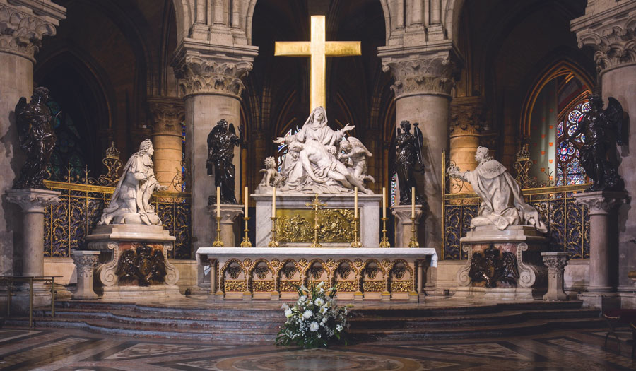 Le groupe sculpté commémorant le Vœu de Louis XIII, dans le chœur de la cathédrale Notre-Dame de Paris. Le groupe sculpté commémorant le Vœu de Louis XIII, dans le chœur de la cathédrale Notre-Dame de Paris.