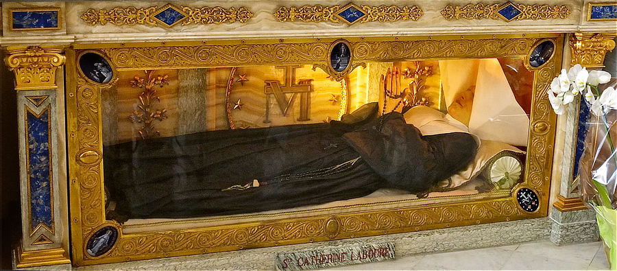 Châsse de sainte Catherine Labouré. Châsse de sainte Catherine Labouré.