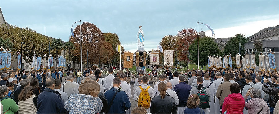 Renouvellement, après la messe, de la consécration de la Phalange à l’Immaculée Conception au pied de la Vierge couronnée.
