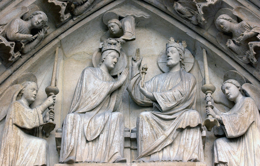 Tympan du portail du couronnement de la Vierge, vers 1210. Tympan du portail du couronnement de la Vierge, vers 1210.