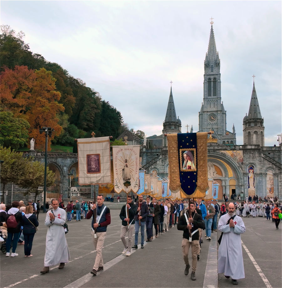 Procession devant le parvis de la basilique.