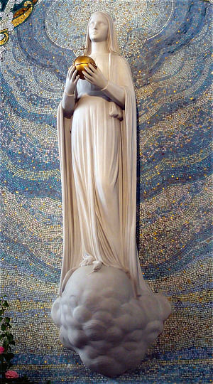 Statue de la Vierge Immaculée tenant en mains un globe d’or