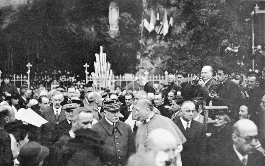 Le maréchal Pétain à Lourdes, le 21 avril 1941.