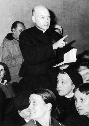 À Annecy, salle Lamy, le 8 février 1977, l’abbé de Nantes contraignit le Père Congar à controverser publiquement avec lui. À Annecy, salle Lamy, le 8 février 1977, l’abbé de Nantes contraignit le Père Congar à controverser publiquement avec lui.