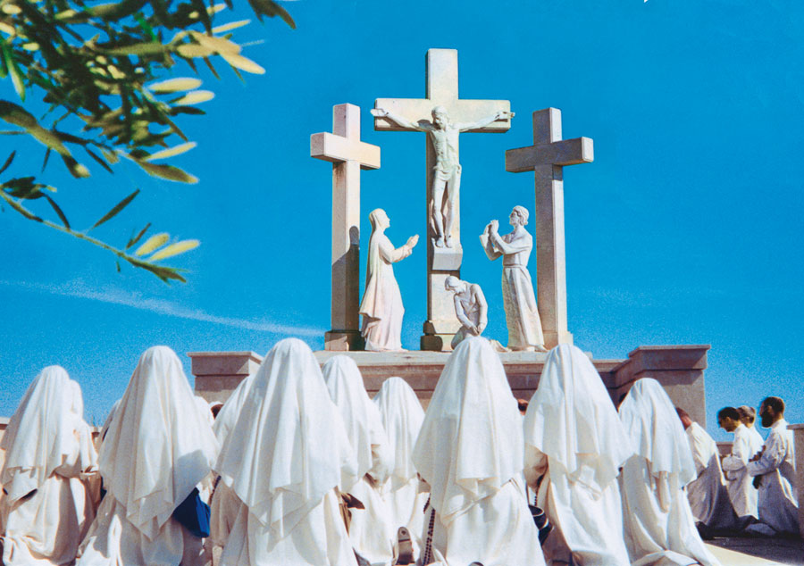 À Fatima, le chemin de croix, dit des Hongrois, se termine au sommet de la colline par une chapelle surmontée d’un calvaire monumental.