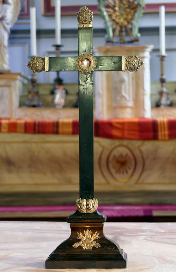 La relique de la Vraie Croix offerte par l’apôtre de Marie à La Chèze. La relique de la Vraie Croix offerte par l’apôtre de Marie à La Chèze.