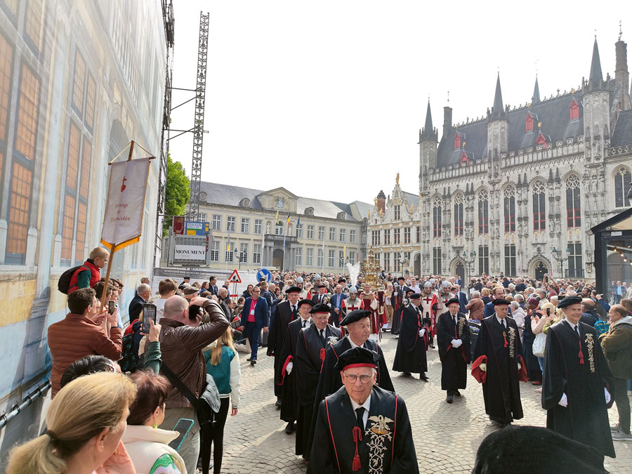Transfert de la relique de la place du Burg à la cathédrale Saint-Sauveur. Transfert de la relique de la place du Burg à la cathédrale Saint-Sauveur.