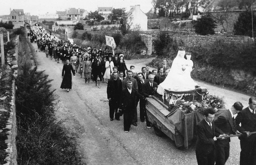 La Vierge du Grand Retour dans le Finistère, ici sur le route de Plobannalec (archives du diocèse de Quimper, collections numérisées). La Vierge du Grand Retour dans le Finistère, ici sur le route de Plobannalec (archives du diocèse de Quimper, collections numérisées).