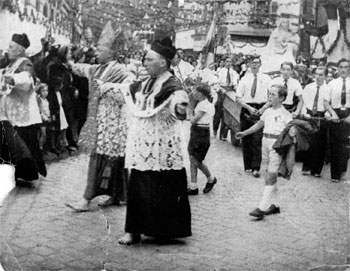 Mgr Le Bellec, escortant le char de la Vierge dans les rues de Vannes.