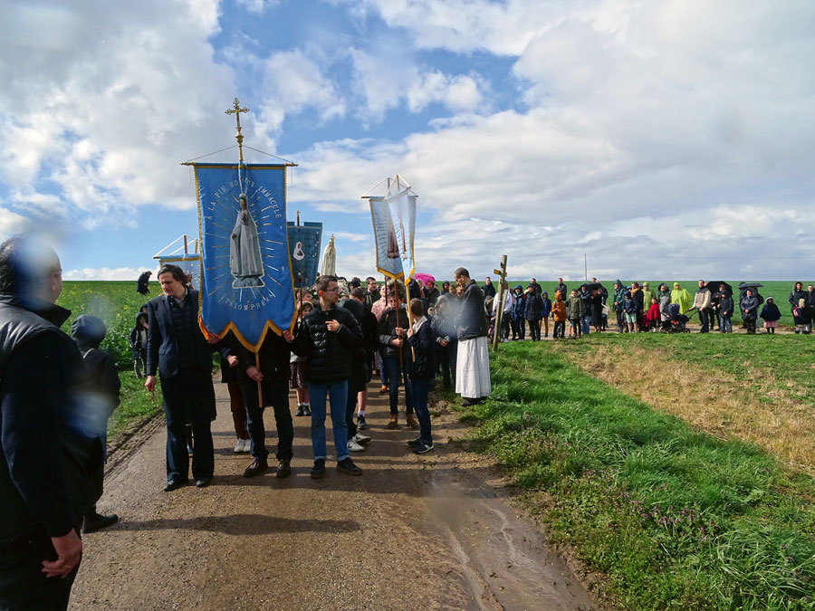 En chemin vers Notre-Dame du Chêne sur les hauteurs de Bar-sur-Seine.