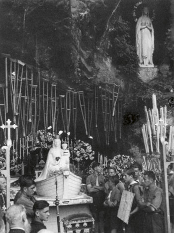 La Vierge de Boulogne à la Grotte de Massabielle (mars 1943) La Vierge de Boulogne à la Grotte de Massabielle (mars 1943)