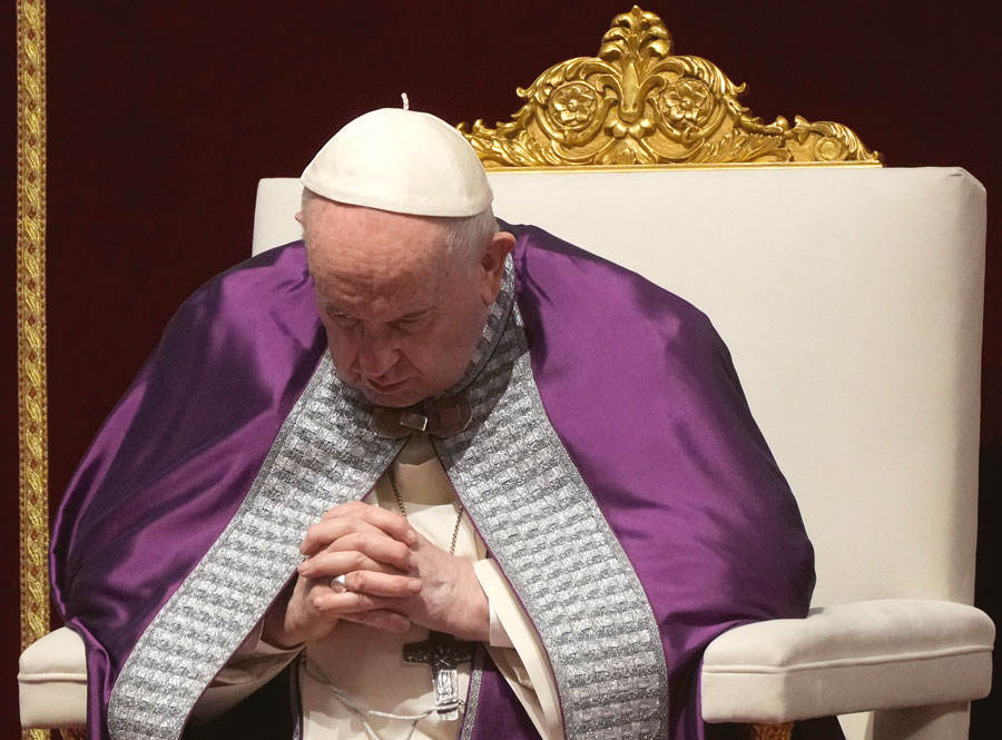 Le Pape François pendant la consécration. Le Pape François pendant la consécration.