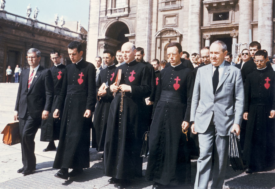 Le 13 mai 1983, l’abbé de Nantes accompagné des frères de sa communauté et de deux cents amis se rendit à Rome pour y déposer un second Livre d’accusation à l’encontre de Sa Sainteté Jean-Paul II.