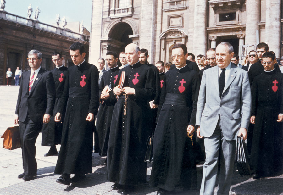 Le 13 mai 1983, l’abbé de Nantes accompagné des frères de sa communauté et de deux cents amis se rendit à Rome pour y déposer un second Livre d’accusation à l’encontre de Sa Sainteté Jean-Paul II. Le 13 mai 1983, l’abbé de Nantes accompagné des frères de sa communauté et de deux cents amis se rendit à Rome pour y déposer un second Livre d’accusation à l’encontre de Sa Sainteté Jean-Paul II.