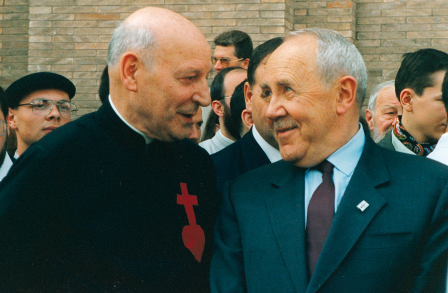 Le 13 mai 1993, l’abbé de Nantes, entouré de ses amis, dont M. Mourot. Le 13 mai 1993, l’abbé de Nantes, entouré de ses amis, dont M. Mourot.