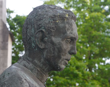 Statue d’Edward Poppe élevée à Tamise au moment de sa béatification (1999). Statue d’Edward Poppe élevée à Tamise au moment de sa béatification (1999).