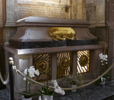 Le “ Sepulcrum sanctæ Odiliæ virginis ” enchâsse le sarcophage contenant depuis 720 les reliques de la patronne de l’Alsace. Le “ Sepulcrum sanctæ Odiliæ virginis ” enchâsse le sarcophage contenant depuis 720 les reliques de la patronne de l’Alsace.