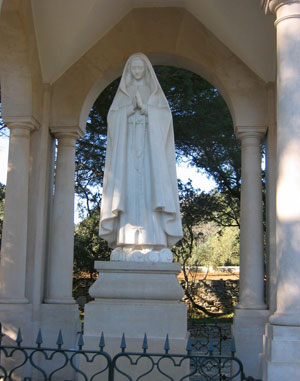 Aux Valinhos, devant le monument commémorant l’apparition de la Vierge, le 19 août 1917.