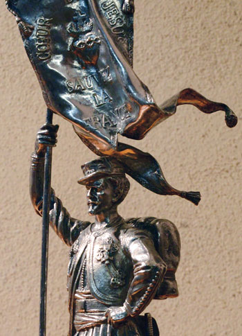 Statue en argent du comte Henri de Verthamon, porte-bannière du Sacré-Cœur à Loigny. Statue en argent du comte Henri de Verthamon, porte-bannière du Sacré-Cœur à Loigny.
