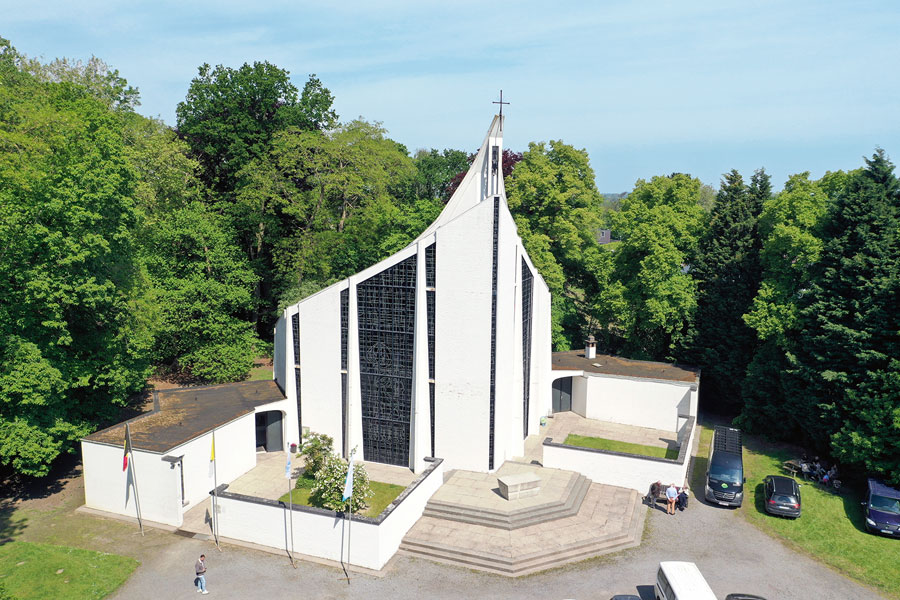 Chapelle Saint-Pie X, à Moerzeke (1962), où reposent les restes de l’abbé Poppe. Chapelle Saint-Pie X, à Moerzeke (1962), où reposent les restes de l’abbé Poppe.