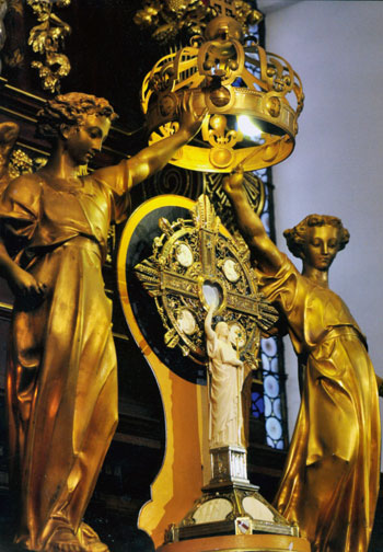 Sur l’autel, le pied de l’ostensoir est formé d’une petite statue de sainte Odile en ivoire, pointant le doigt vers l’Hostie sainte Sur l’autel, le pied de l’ostensoir est formé d’une petite statue de sainte Odile en ivoire, pointant le doigt vers l’Hostie sainte