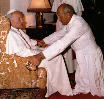 Jean-Paul et Mgr Marcinkus en 1989. Jean-Paul et Mgr Marcinkus en 1989.