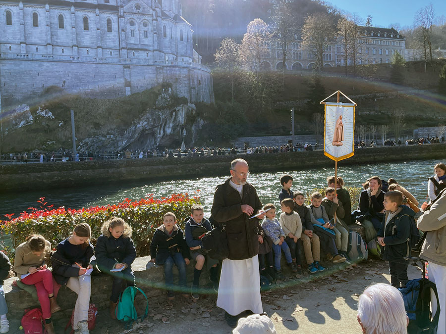 Devant la grotte de Lourdes.