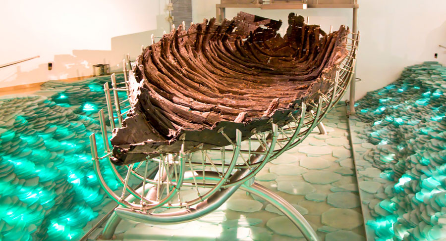 La bateau de Magdala, daté au radiocarbone du temps de Jésus.