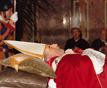 Le corps du pape Jean-Paul Ier exposé dans la Salle Clémentine. Le corps du pape Jean-Paul Ier exposé dans la Salle Clémentine.